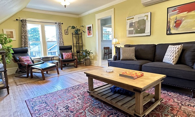 King Apartment | Lovely 1bd Craftsman and Office Close-in NE, Pet-Friendly!