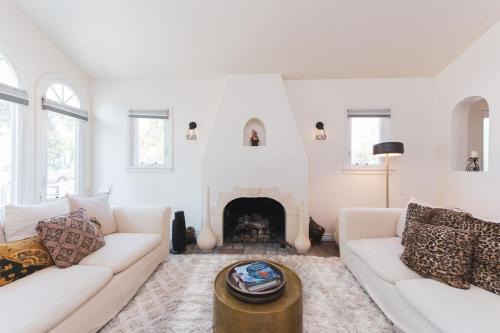 Burbank Apartment | Lovely 2 Bedroom 1 Bathroom Home in Prime Burbank Location