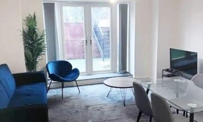 Salford Apartment | Lovely 2-BR Flat near Salford Royal