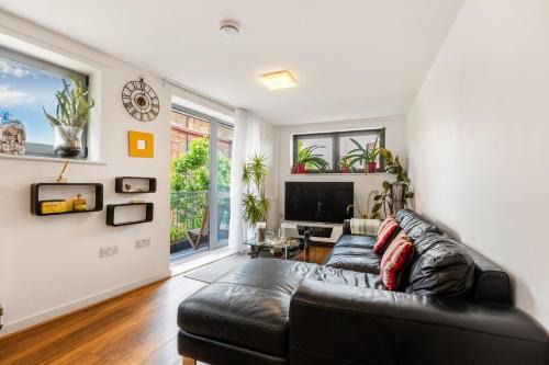 Shadwell Apartment | Lovely 2BR Flat with Balcony in Zone 2