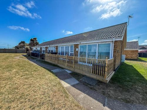 Corton House | Lovely 5 Berth Bungalow At Waterside Village Park In Corton Ref 14006W
