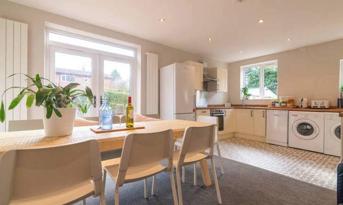 Broadheath House | Lovely 6 rooms Hse Slp 11 Manchester airport city