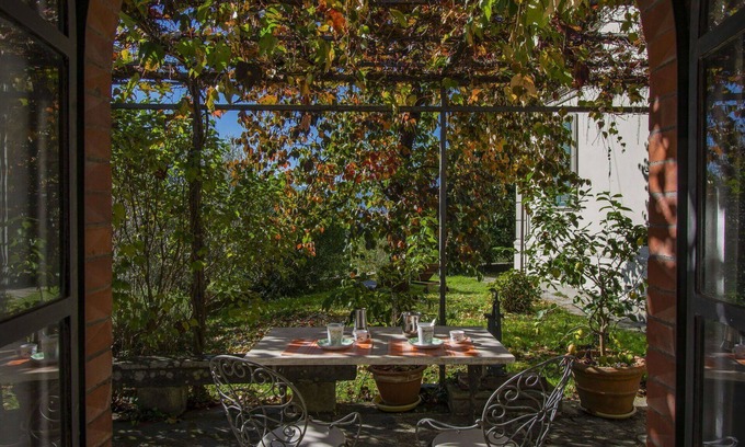 Barga Apartment | Lovely apartment for 2 guests with private pool, TV, patio, pets allowed and parking