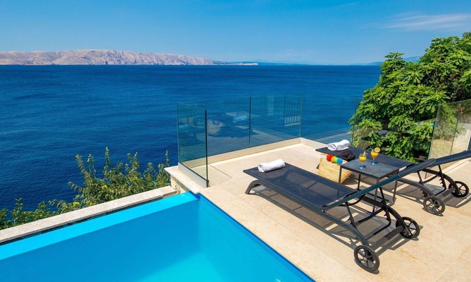 Senj Apartment | Lovely apartment for 2 guests with A/C, pool, WIFI, TV, terrace, pets allowed and parking