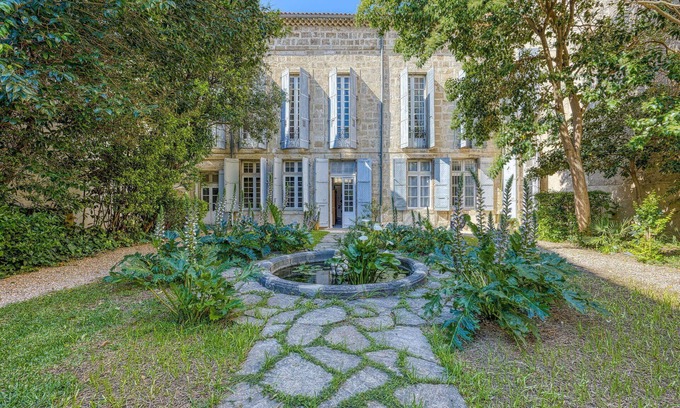 Beziers City Centre Apartment | Lovely apartment for 6 guests with WIFI, TV, patio and pets allowed