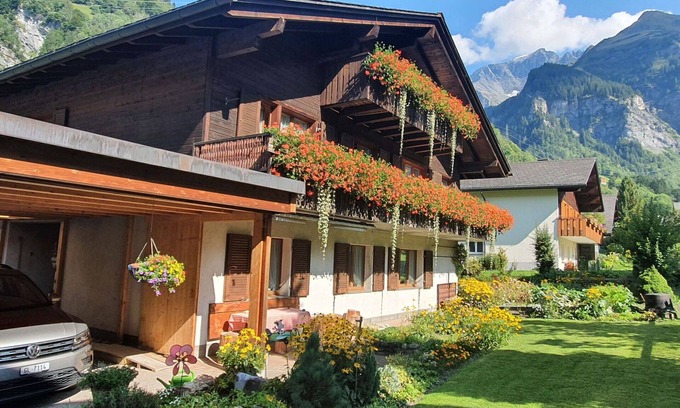 Elm Apartment | Lovely apartment for 7 people with WIFI, TV, patio, panoramic view and parking