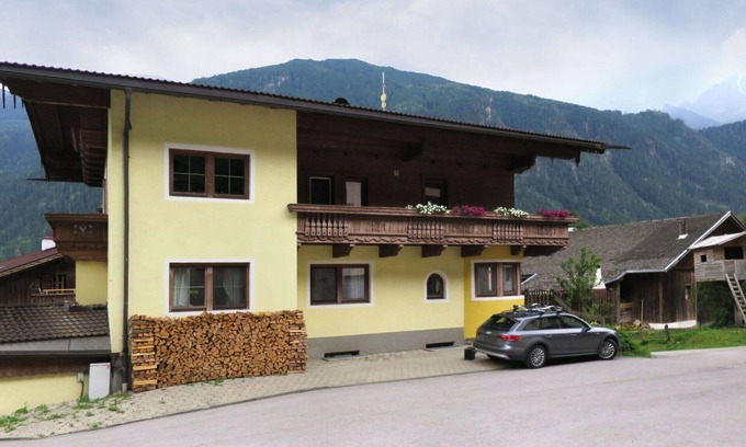 Burgstall Apartment | Lovely apartment for 10 guests with WIFI, TV, balcony and parking