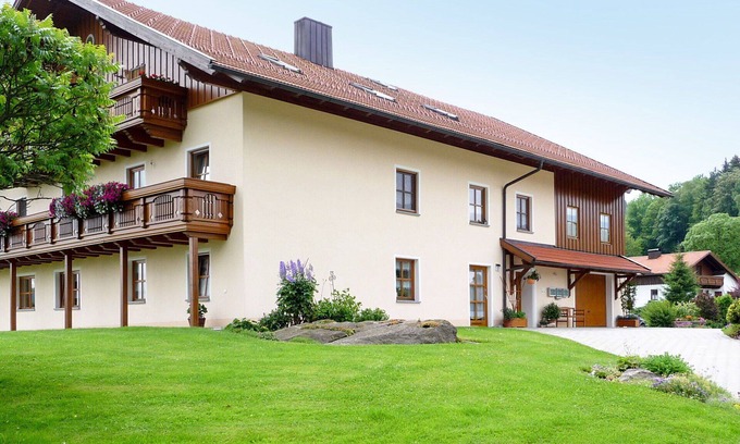 March Apartment | Lovely apartment for 8 people with WIFI, TV, patio and parking
