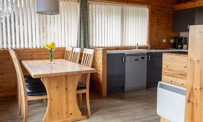 Drumnadrochit House | Lovely apartment in villa for 6 guests with WIFI, TV, patio and panoramic view