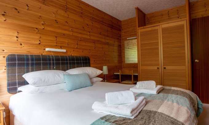 Drumnadrochit House | Lovely apartment in villa for 6 guests with WIFI, TV, patio and panoramic view
