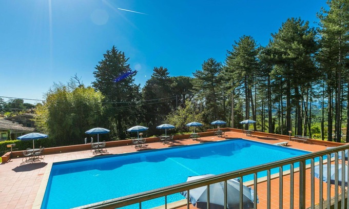 San Vivaldo Villa | Lovely apartment in villa with pool, WIFI, TV, terrace, pets allowed, panoramic view and parking