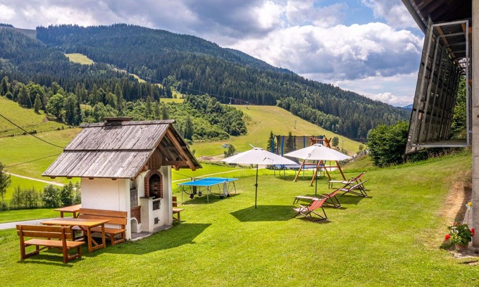 Arriach Villa | Lovely apartment in villa for 9 guests with WIFI, TV, patio and parking