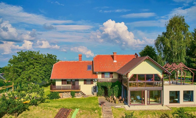 Ljutomer House | Lovely apartment in villa for 6 people with hot tub, A/C, WIFI, TV, patio and parking