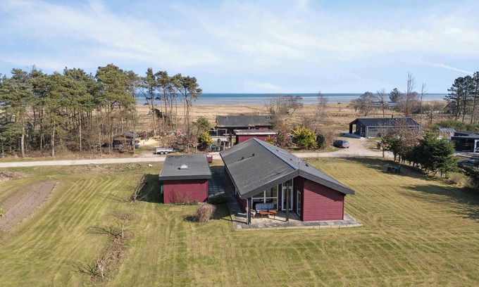 Ørsted House | Lovely bright house near the beach in nature.