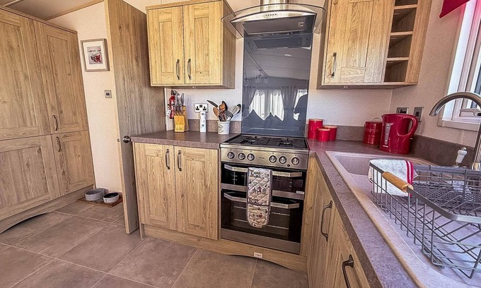 Pakefield House | Lovely caravan with seaviews, Wi-Fi and decking near Pakefield beach ref 68040CR