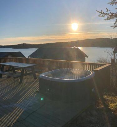 Steinsland House | lovely cottage by the sea with hot tub and sauna