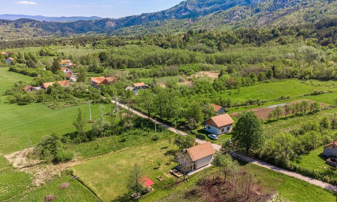 Gracac House | Lovely home in Kunovac Kupirovacki