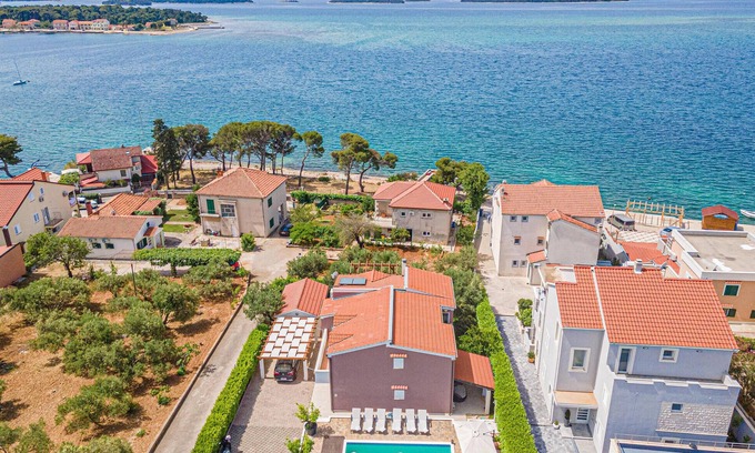 Brodarica House | Lovely home in Brodarica with jacuzzi