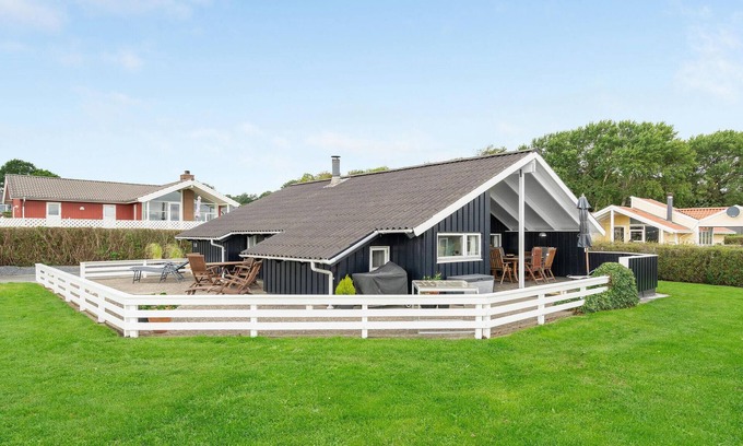 Grønninghoved Strand House | Lovely home in Sjølund with sauna