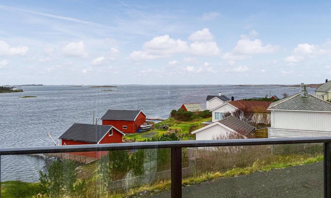 Smøla House | Lovely home in Smøla with kitchen
