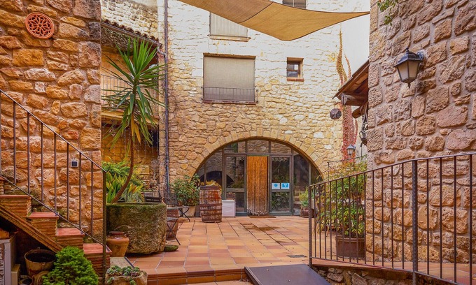 El Vilosell House | Lovely home in Vilosell with WiFi