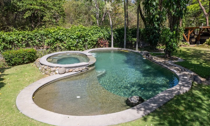 Curubande House | Lovely home plenty of space, great for celebrations, parties, pet friendly.