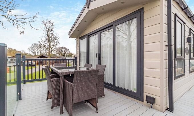 Saxmundham Cottage | Lovely lodge set on a beautiful site with woodlands and fishing lakes.