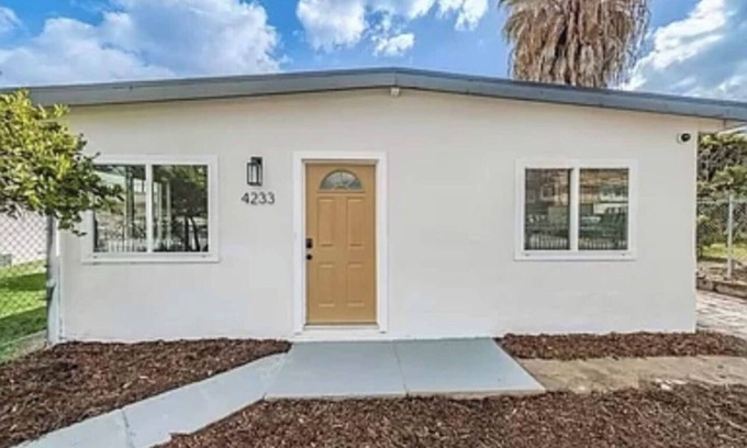 Lincoln Acres House | Lovely Modern Casita