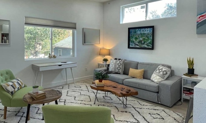 North Oak Park Condo | Lovely one-bedroom apartment minutes from Downtown