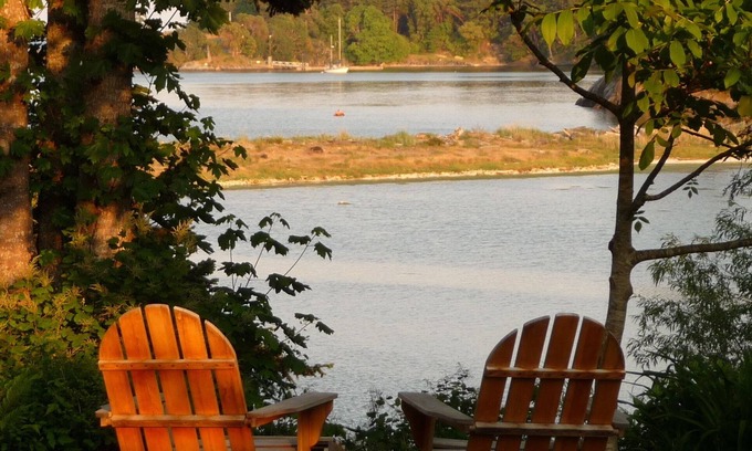 Metchosin Cottage | Lovely Private Waterfront Cottage