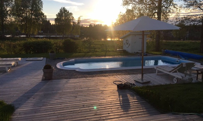 Vanern House | Lovely villa with lake view in Kristinehamn archipelago!Own pool, sauna and Jacuzzi