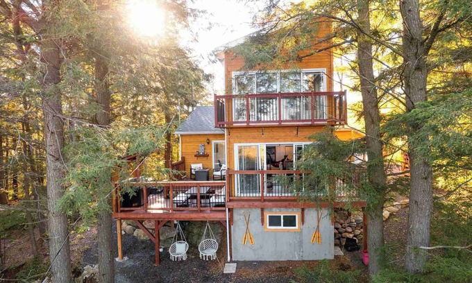Pointe-au-Chene Ski Chalet | LoveNestChalet | Hot tub & Fireplace | Lake & Mountain