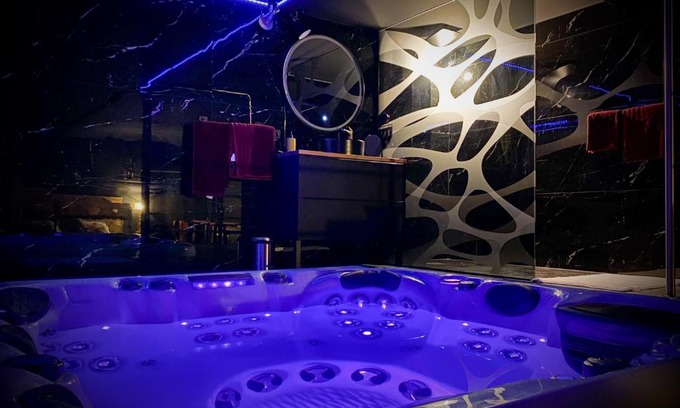 Chazey-sur-Ain Hotel | Loveroom avec jacuzzi 01