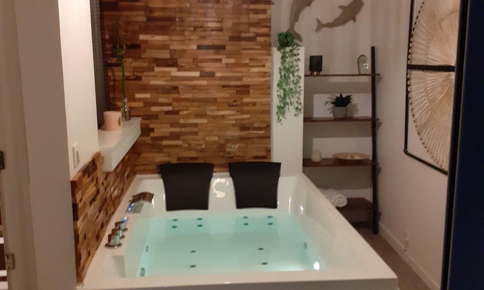 Itteville House | LOVEROOMOUTOFTIME 'JACUZZI and GARDEN' private.