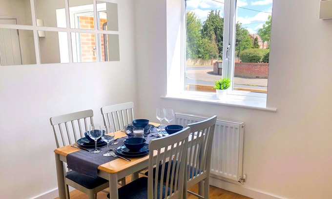 Abingdon Apartment | Low Cost, Pet Friendly 4 Bed + Parking (02)