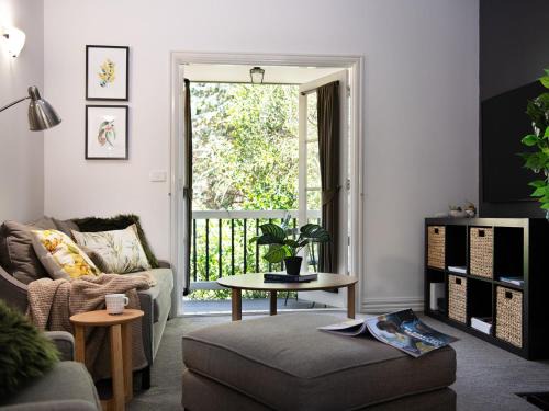 Hepburn Springs House | Lucini Cottage- wood fire and bush views