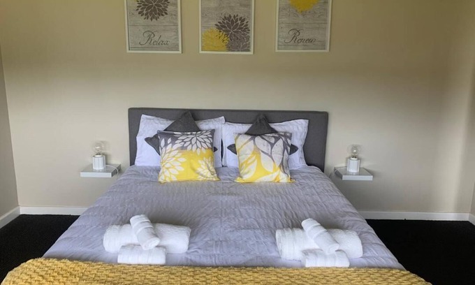 Manjimup House | Lucky Charm Cottage in MANJIMUP, Western Australia with farmland views
