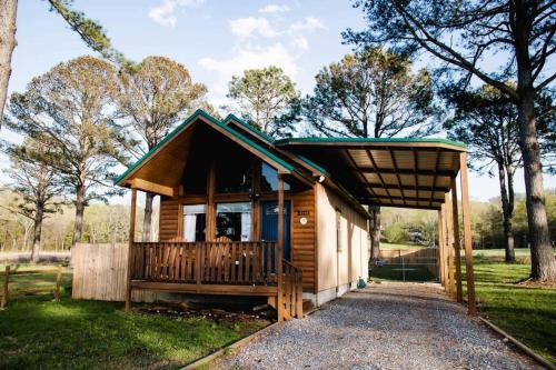 Groveoak House | Lucky Lodge ViP Cabin Pet Friendly Close to Lake Guntersville
