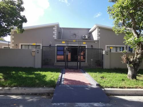 Quigney Beach House | Lucolo Palace B&B - East London