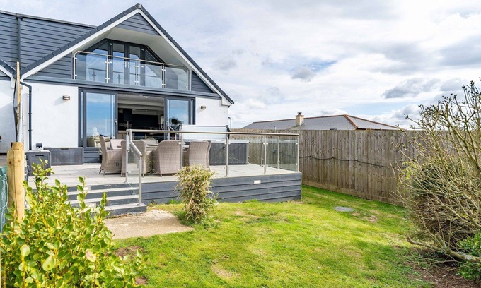 Woolacombe Apartment | Luino - Four Bedroom House, Sleeps 8