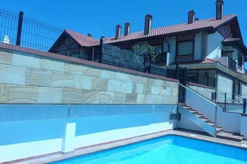 Somo Apartment | Lujo a 300m de la playa con Terraza, Piscina, Wifi