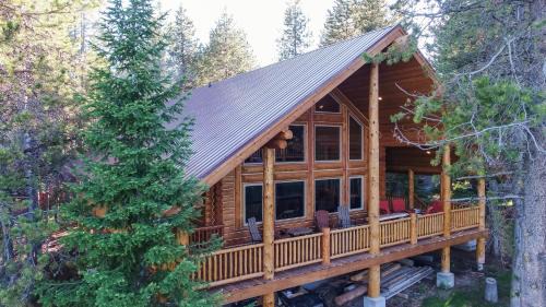 Island Park House | Lumberjack Lodge by KABINO Hot Tub Fire Pit Satellite WiFi Grill Large Porch