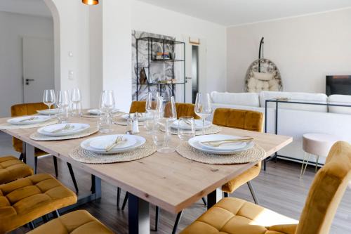 Gabelsbergerstraße Apartment | Lumen Homes - Design-Apartment nahe Audi und Altstadt, 3 Zimmer, über 100 m2, Balkon