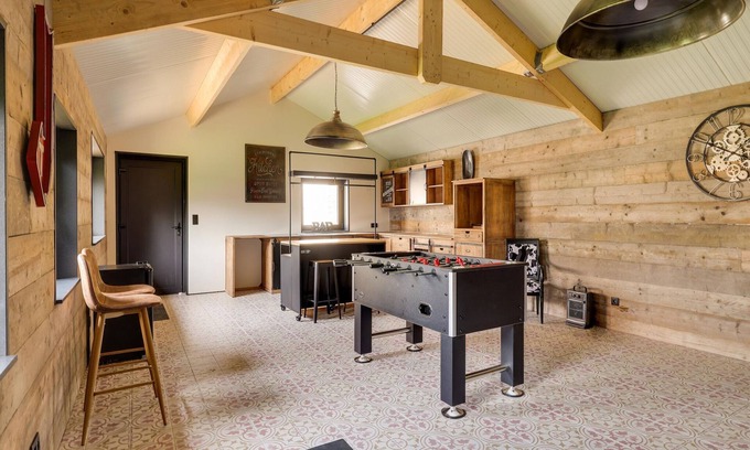 Neijen House | Lush holiday home in Limburg with jacuzzi