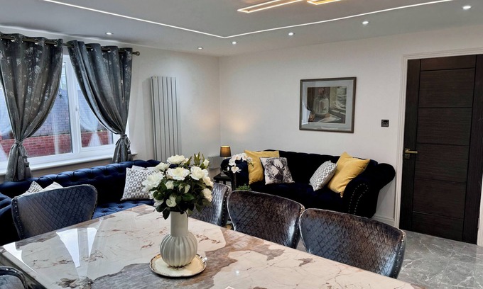 Waterlooville Villa | Lux 7 Bedroom residence. Villa