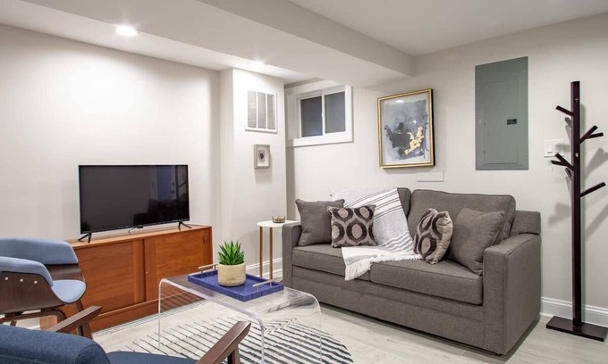 Park View Apartment | Lux CoHi Cove/Walk to METRO Sub, Shopping,& More