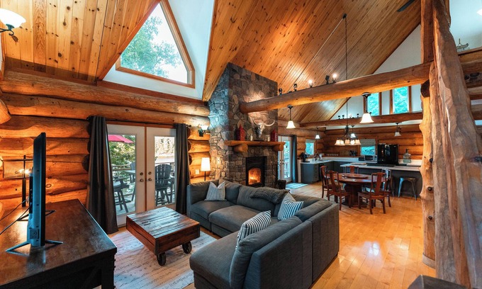 Catchacoma Cabin | Lux Log Home | LAKE | DOCK | SAUNA | PET | HAMMOCK