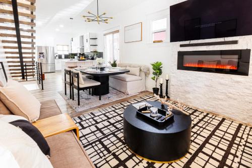 Highland House | Lux Newly Remodeled DT, Patio, Fully Stocked 5Bd, 3Ba