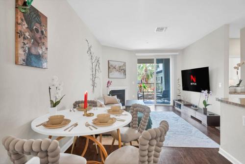 Canoga Park House | Lux Oasis in Woodland Hills