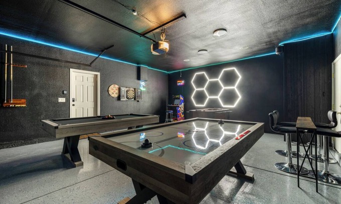 Olivehurst House | Lux Retreat w/Hot Tub/Game Rm/BBQ/4 mins to Toyota Amphitheater & Hard Rock